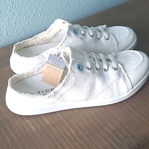 VIONIC beach sneakers
